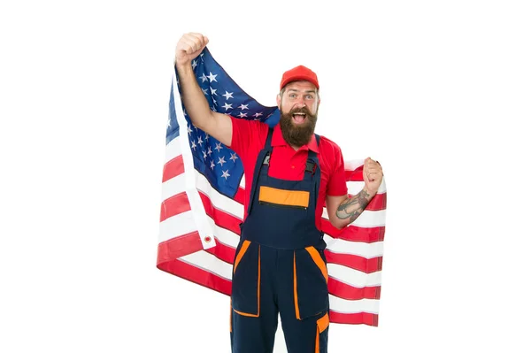 Möjligheternas land. Helgdag. Arbetaren firar självständighetsdagen. Arbets visum USA. Man håller amerikansk flagga. Reparation och renovering. En arbetares uniform. Bygga en vanlig arbetare. Omlokalisering av arbetstillfällen — Stockfoto