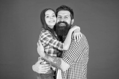 Her zaman birbirini taşırsın. baba ve kızı kucaklamak. Aile bağları. Küçük çocuk babasını seviyor. Babalar günü. çocuk günü. babası ile mutlu küçük kız. Seni seviyorum babacığım. En çok babamı seviyorum.