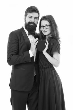 Birbirine aşık bir çift. Aile çifti. Kırmızı kalpli resmi bir çift. Romantizm. Aşk randevusunda bir çift. Smokinli sakallı adam gözlüklü zarif kadına sarıldı. Sevgililer Günü. Teklif ve nişan. bir bütün olarak.