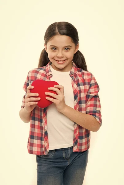 Schattig hart-en vaatziekten patiënt. Klein meisje bedrijf rood hart. Klein kind uitdrukken Liefde op Valentijnsdag. Schattig meisje verliefd. Hebben hartprobleem en hartzeer. Happy Valentijnsdag — Stockfoto