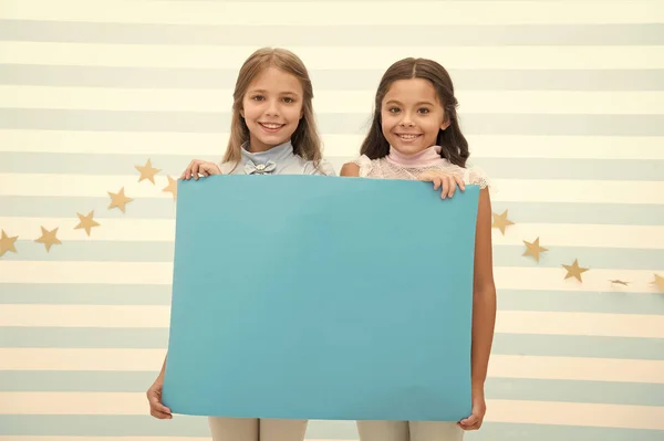 A reklám jó kezekben. Gyerekek lányok tarts reklám plakát másol. Gyermekek tartani reklám banner. Boldog gyermekek üres papír hirdetés. Reklám fogalma — Stock Fotó