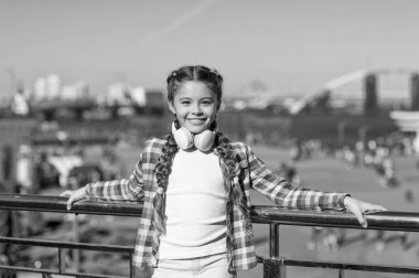 Dinlemeyi hak eden en iyi müzik uygulamaları. Kız çocuk açık havada modern kulaklıklarla müzik dinler. Bedavaya dinle. Herhangi bir yere akış müziği. Müzik ailesi aboneliğini al. Milyonlarca şarkıya erişim