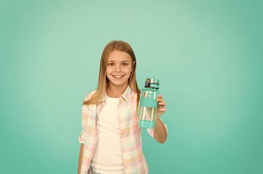 Çocukluk mutluluk. mükemmel saçlı küçük kız çocuğu. küçük çocuk moda. Mutlu küçük kız. susuz hissediyorum. Çocuk içecek su. Güzellik ve moda. Uluslararası Çocuk günü. Onun yeni tarzı seven