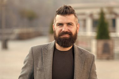 Sakallı adam. Sakallı moda adamı. Erkek berber bakımı. Sakallı, olgun bir hippi. Bıyıklı, vahşi, beyaz bir hippi. Gülümseyen adam dışarıda. Şık ve kendinden emin. sakal bakımı