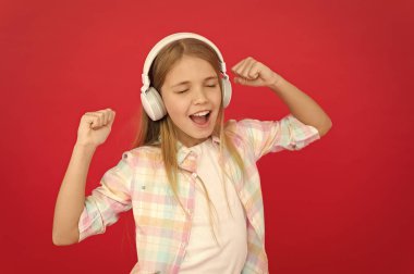Çocukluk mutluluk. MP3 çalar. küçük çocuk ebook, eğitim dinle. Çocuk günü. Radyo sinyalleriyle iletilen teknoloji. küçük kız çocuk kulaklık. Müzik dinlemek. Güzellik moda. Onun hayatın ritmi zevk