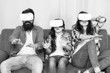 Hayat yolunuzu yaşamak. Anılar oluşturma. Sanal gerçeklik. VR aşk. VR aile. Mutlu aile vr gözlük. Sakallı erkek ve kadın küçük kız ile. sürpriz küçük kız çocuğu anne ve babayla