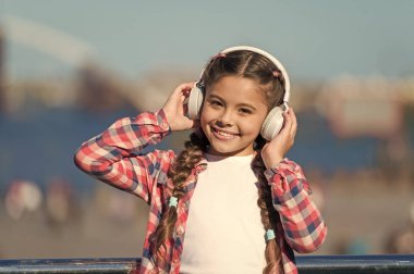 Sevimli bir müzik aşığı. Küçük çocuk müzik dinlemekten hoşlanıyor. Müzik seti kulaklık takan küçük bir kız. Kablosuz kulaklıklı küçük bir çocuk. Küçük çocuk teknolojiyi eğlence ve müzik eğitimi için kullanıyor.