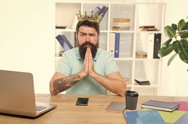 Ben en iyisiyim. Office kralı. Bölüm Başkanı. Adam Yöneticisi işadamı girişimci aşınma altın taç sakallı. Üst yönetici merkez ofisi. Zafer zevk emin patron. Baş ve patron kavramı