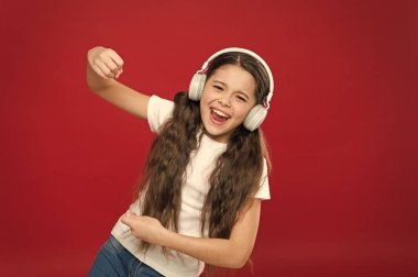 Boyunca en sevdiğiniz bir şarkı için şarkı. Küçük kız müzik dinliyor. Kablosuz Kulaklýklý mikrofon seti ile şirin müzik fan. Stereo kulaklık giyen küçük kız. Küçük çocuk boş zaman veya eğitim için teknolojisini kullanarak