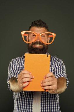 Bu kitabı okuyun. Çizgi roman ve mizah duygusu. Komik bir hikaye. Eğlenceli bir çalışmadır. Relax için komik kitap. Kitap kapağı kopya alanı. Sakallı hippi erkek giyim komik gözlük Not defteri veya kitap tutun. Güne kadar parlak