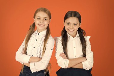 Silah koruma çarpı işareti. Okul çocukları ile moda ileri bakmak. Şirin kız öğrenciler. Küçük kızlar okul üniforması giyiyor. Pigtails şık kızlar okul için giyinmiş. Geri okul moda stil