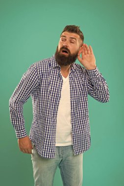 Gizli dinleme ve casusluk. Test işitme. Adam hipster tutun el daha iyi duymak için kulak yakınındaki sakallı. Adam el hurma ile daha iyi duymak deneyin. Sakal ve bıyık hipster işitme sorunları var