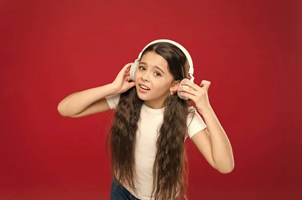 Algunos problemas. Niña triste escuchar música auriculares. Obtener suscripción a una cuenta de música. Disfruta del concepto musical. Concepto de calidad de sonido. Chica escucha los auriculares de la canción. Conexión fallida. Extraño estilo de música — Foto de Stock