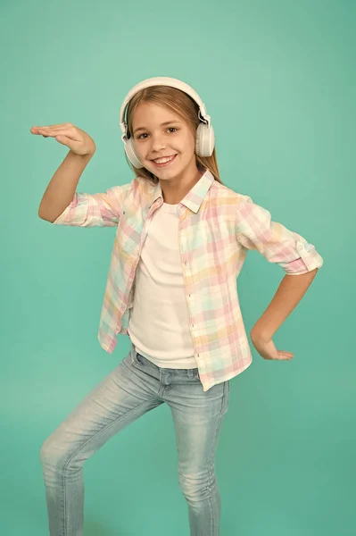 Baile bailes folclóricos. Niña escuchar música con auriculares modernos. Niña, escucha música en los auriculares. Lista de reproducción de cuentas de música. Personaliza tu música. Escucha la pista para bailar. Escuela de baile —  Fotos de Stock