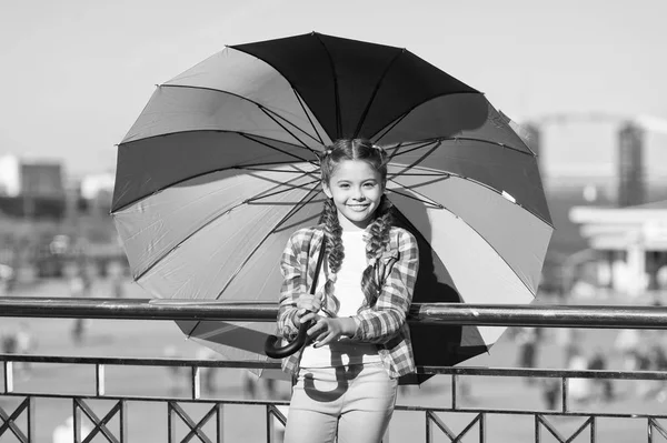 Positivo e luminoso. Ragazza bambino carino in piedi con ombrello colorato. Bambino sotto l'ombrello. Accessorio colorato per un umore allegro. Le piacciono gli accessori luminosi. Ombrello per bambino. Nascondersi dai problemi — Foto Stock