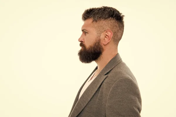 Aspecto hipster. Barba de moda y concepto de barbero. Hombre barbudo hipster elegante barba y bigote aislado blanco. Las puntas de barbero mantienen la barba. Barba elegante y cuidado del bigote. Barbudo y confiado —  Fotos de Stock