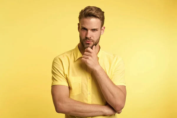 Moda maschile. hipster maturo con barba. Un tizio caucasico con i baffi. Un uomo barbuto. Cura del viso. Maschio bellezza e look di moda del modello di moda. uomo su sfondo giallo. Bellezza sicura ed elegante — Foto Stock