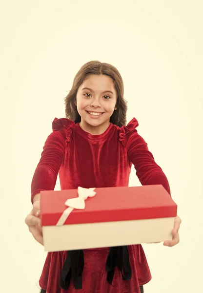 Feeling izgatott. Kis aranyos lány kapott üdülési ajándék. Legjobb játékszerek és karácsonyi ajándékokat. Gyerek kislány elegáns ruhában tartsa ajándék doboz fehér háttér. Gyermek izgatott neki ajándékot kicsomagolás — Stock Fotó