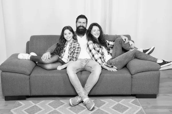 De vuelta a nuestras raíces. Día de los niños. La niña ama a sus padres en casa. Familia feliz. Padre, madre e hija en casa. Día de la familia. Barbudo hombre y mujer con hija niña — Foto de Stock