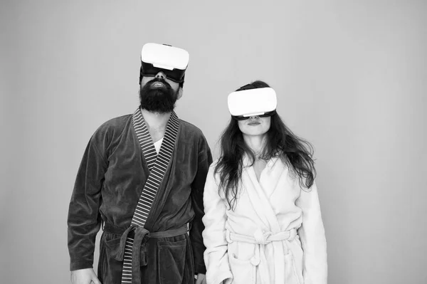 Despertar da realidade virtual. Casal em roupões de banho usar óculos VR. Despertar consciente. Retorno à realidade. Homem e mulher exploram o vr. Tecnologia VR e futuro. Comunicação VR. Impressões emocionantes — Fotografia de Stock