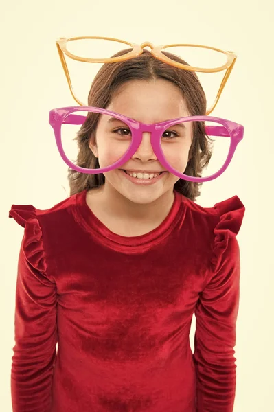 Kind blij met goed zicht. Laser correctie. Oog oefeningen ter verbetering van gezichtsvermogen. Meisje kind dragen grote brillen. Gezichtsvermogen en de gezondheid. Optica en gezichtsvermogen behandeling. Daadwerkelijke uitoefening ogen zoomen — Stockfoto