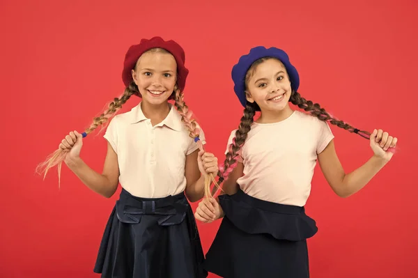 Schulmädchen Französisch kleine Kinder lächelnd Gesicht posiert Hut roten Hintergrund. wie man französische Baskenmütze trägt. Barett Stil Inspiration. wie man Baskenmütze wie Modemädchen trägt. modisches Baskenmützen Accessoire für Frauen — Stockfoto