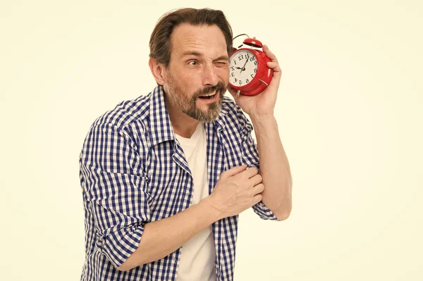 El tiempo es corto. Hombre barbudo escuchando el sonido del reloj. Hombre anciano sosteniendo el despertador. Hombre maduro con reloj mecánico en la mano. Cronometrador senior con reloj analógico. Gestión del tiempo —  Fotos de Stock