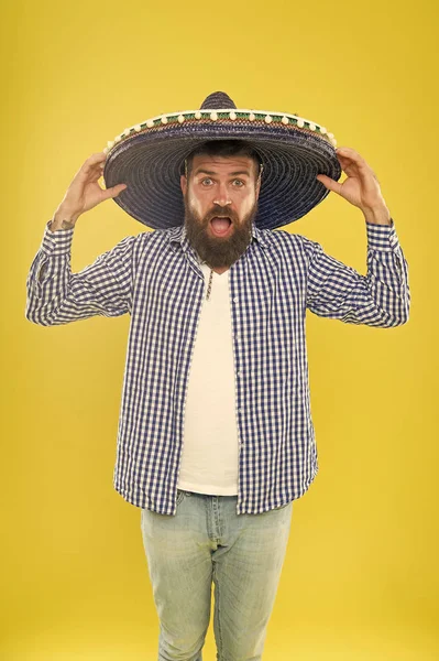 Cheio de emoções. Hipster em chapéu de aba larga. Acessório de moda tradicional para festa de fantasia mexicana. Homem mexicano a usar sombrero. Homem barbudo de chapéu mexicano. Ele está apaixonado pelo estilo mexicano. — Fotografia de Stock