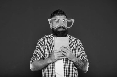 Tam bir. Ders notları ile üniversite erkek öğrenci. Ders kitabıyla parti gözlüklü sakallı adam. Kitap süslü gözlük takıyor. Çalışma nerd tutma kitap