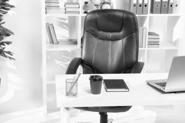 Ofis iç. modern ofis iç tablo. boş iç tasarım. Büro hayatı. iç ofis binası. hiçbir insan ile modern tasarım. Dizüstü bilgisayar, kahve ve Not tablo üzerinde konferans salonu