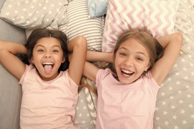 En iyi arkadaşı ile eğleniyor. Çocukların neşeli neşeli ruh birlikte eğleniyor. Pijama partisi ve dostluk. Kız mutlu küçük çocuklar rahatlatıcı yatak odasında. Dostluk küçük kız. Eğlence ve eğlence