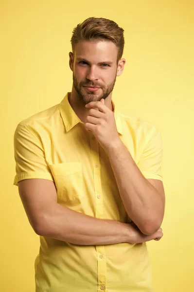 Un uomo barbuto. uomo su sfondo giallo. Moda maschile. Un tizio caucasico con i baffi. Cura del viso. hipster maturo con barba. Giovane competenza. rasatura perfetta — Foto Stock