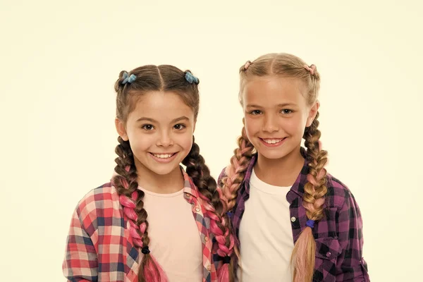 Chicas de moda. La familia de las hermanas se ve vestida. Vestido similar con el mejor amigo. Vestido para que coincida con su amigo. El mejor amigo vistiéndose. Amigos usan trajes similares tienen mismo peinado trenzas fondo blanco —  Fotos de Stock