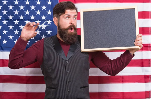 Χαρούμενες ώρες. Αμερικάνικο στυλ. Αμερικάνικο Κομμωτήριο κομμωτή ή Κομμωτήριο αμερικάνικη σημαία φόντο. Άντρας με μούσι και μουστάκι με αμερικάνικη σημαία, ψαλίδι και πίνακα με φωτοαντίγραφο. 4ο Ιουλίου — Φωτογραφία Αρχείου