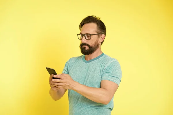 Hudvård för ansiktet. Skäggig man. brutala kaukasiska hipster med mustasch. Manliga mode. Mogen hipster med skägg. shopping på nätet. svara e-post. Tätning en affär. Upptagna med att arbeta i office — Stockfoto