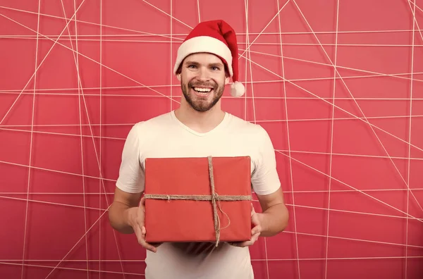 クリスマスのオンライン ショッピング。明けましておめでとう。幸せなサンタ男。クリスマス前に朝。サンタの帽子の男は、クリスマス プレゼントを保持します。配信クリスマス ギフト。準備はいいですか。ありがとう。クリスマス プレゼントを開く — ストック写真