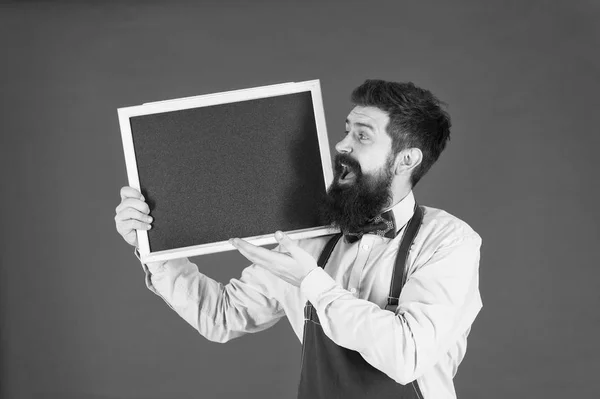 Welkom aan boord. menukaart. Happy man chef-kok met Blackboard, kopieer ruimte. Welkom. Restaurant of café reclame. bebaarde hipster Cook in schort. geweldige keuken. koken op recept. Welkom bij team — Stockfoto