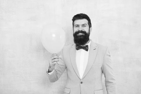 Happy bearded man hold air balloon. just inspired. happiness and success. Party mood. Happy birthday. Happy man with beard in jacket and bow. Formal party. Happy holiday. Formal man fashion — Stock Photo, Image