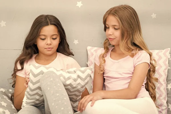 Irmãs comunicação. Meninas em pijama bonito passar o tempo juntos no quarto. Irmãs se comunicam enquanto relaxam no quarto. Tempo de família. As crianças relaxam e se divertem à noite. Irmãs lazer — Fotografia de Stock