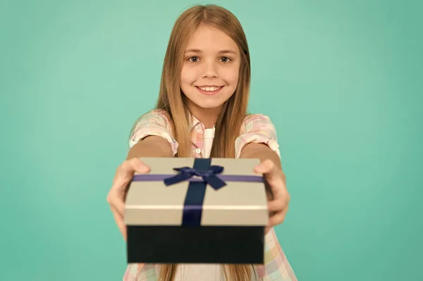 Τα συγχαρητήριά μου. Μικρό παιδί δίνει δώρο κουτί δεμένο με κορδέλα τόξο. Χαριτωμένο shopper απολαμβάνουν κάνει λίγο ψώνια. Μικρό κορίτσι μετά ψώνια για δώρο. Λίγο shopaholic με δώρο τυλιγμένο σε κουτί — Φωτογραφία Αρχείου
