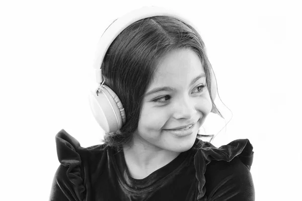 Mädchen kleines Kind verwenden Musik moderne Kopfhörer. Hören Sie sich neue und kommende populäre Songs jetzt kostenlos an. Musik immer bei mir. kleines Mädchen hört Musik kabellose Kopfhörer. Online-Musikkanal — Stockfoto