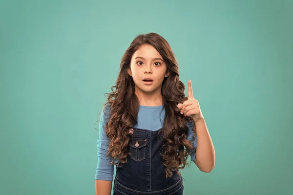 Felicidade infantil. Menina feliz. Beleza e moda. moda de criança pequena. Dia internacional das crianças. menina pequena criança com cabelo perfeito. Tenho uma ideia. surpresa e inspiração — Fotografia de Stock