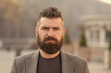 Hipster görünümü. Şık sakal ve bıyık sonbahar ve kış mevsimi. Sakal ve berber konsepti. Sakallı hippi adam şık bir palto. Sakallı ve havalı. Berber ipuçları sakal bırakır