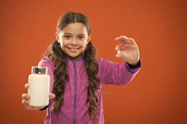 Sağlıklı beslenin. Besleyici diyet sağlıklı vücut yardımcı olur. Kız uzun saç tutmak hap ve plastik şişe. Vitamini kavramı. Vitamin takviyeleri gerekir. Nasıl düzgün vitaminlerini. Vitamin takviyesi almak