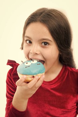 Kız sırlı çörek beyaz arka plan tutun. Kız tatlı çörek için aç evlat. Çörek kadar popüler hale. Şekeri ve sağlıklı beslenme. Mutlu çocukluk ve tatlı davranıyor. Çörek kırma diyet kavramı