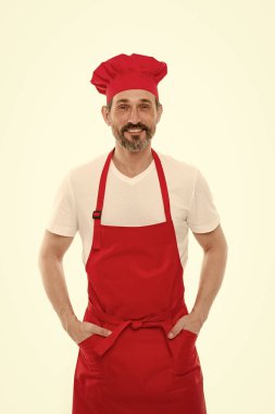 Temiz ve sana yemek. Önlük ve Şef şapkasını sakallı olgun adam. Üst düzey aşçı sakal ve bıyık önlük önlük giyiyor. Kırmızı önlük pişirme olgun şef aşçı. Ev yemekleri