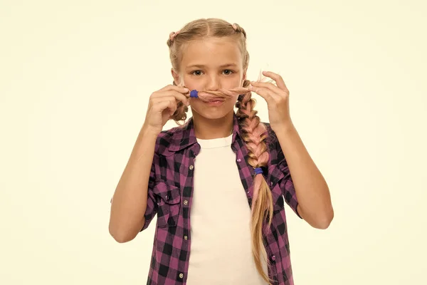 Jeugd geluk. klein jong geitje mode. Internationale childrens dag. klein meisje kind met perfecte haren. Gelukkig klein meisje. Perfecte vrouw. Ze kreeg grote stijl — Stockfoto