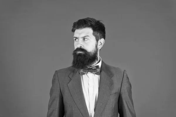 Chic depuis la naissance. Homme look de mode formelle. Propriétaire d'entreprise. Succès commercial. Des affaires formelles. Homme barbu en costume d'affaires. Homme barbu hipster en veste formelle. Homme d'affaires confiant — Photo