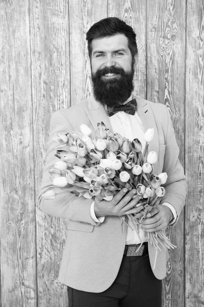 Unieke bloemstukken. Voorjaarscadeau. Baard man hipster met bloemen. Bloem voor 8 maart. Liefdesafspraakje. internationale feestdag. Vrouwendag. Een man met baard en tulpenboeket. Bloemenboeket voorjaar — Stockfoto