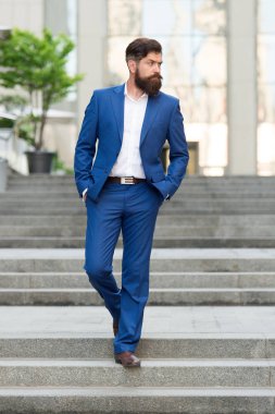 Modern şehirde iş adamı. İş gününün başlangıcı. Başarı için motive. Ofis çalışanı güvenle merdivenleri adım. Kurucu başarılı iş. İş dünyasını fethedin. Sakallı adam işe gidiyor